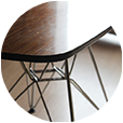 foto 4 mesa de centro con estructura de silla Eames del vertedero esta lleno de Picassos